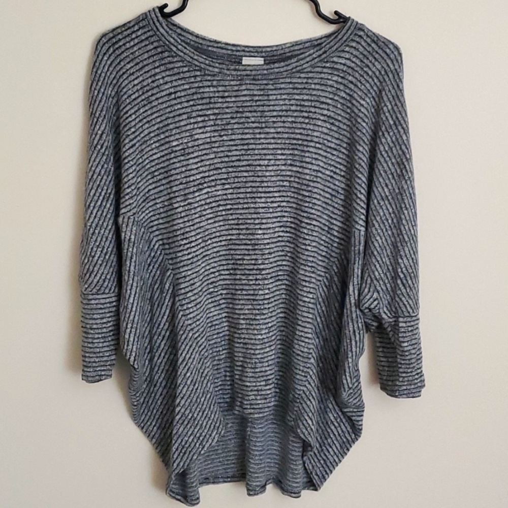 Kaileigh grey & black batwing shirt - L